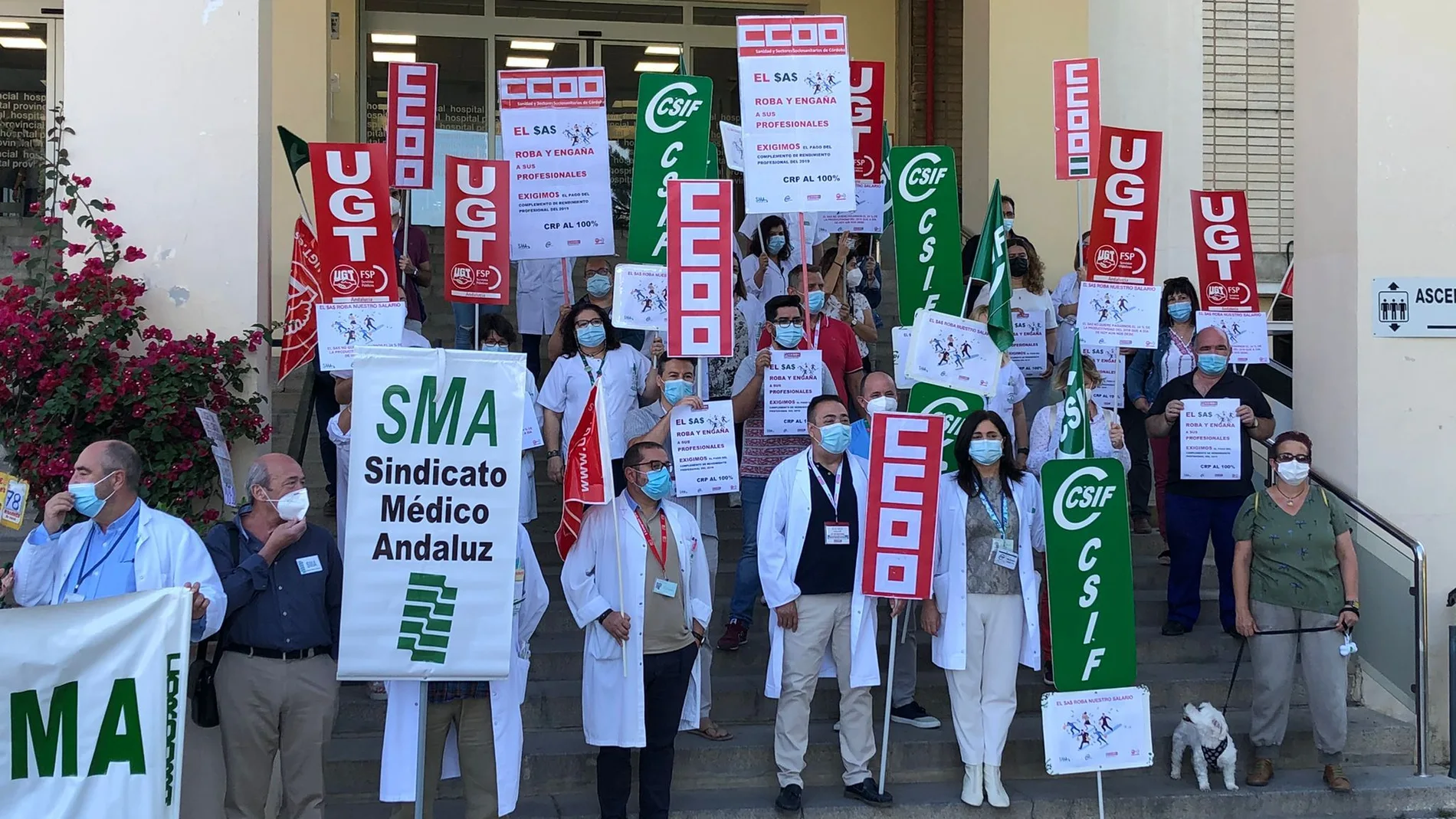 Sanitarios andaluces protestan a la entrada del Hospital Provincial de Córdoba