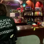  La Policía clausura un local de intercambio de parejas con 87 personas dentro en Bormujos