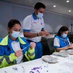 Varios sanitarios preparan las vacunas de la dosis de Pfizer en el Wanda Metropolitano