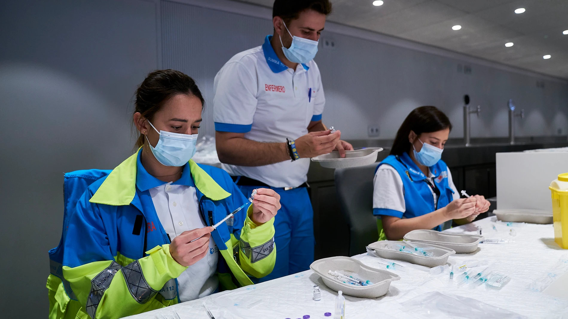Varios sanitarios preparan las vacunas de la dosis de Pfizer en el Wanda Metropolitano