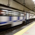 Varias personas usan el Metro de Madrid este martes