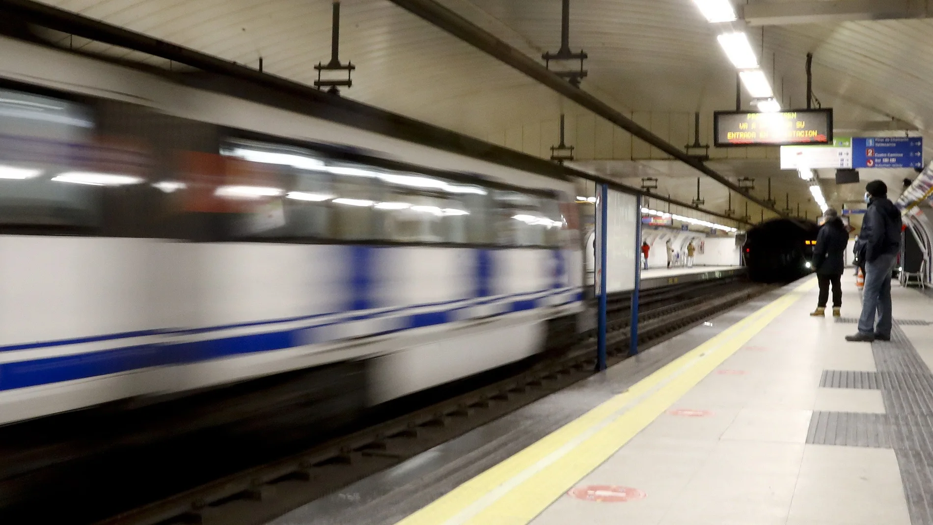 Varias personas usan el Metro de Madrid este martes