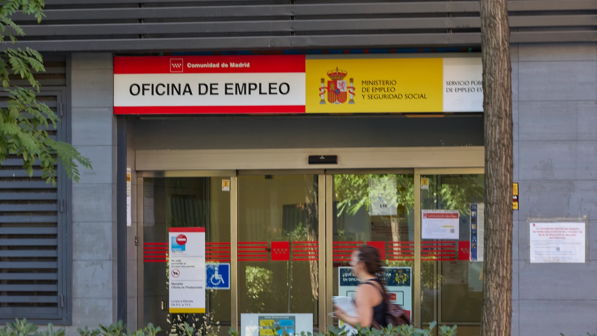 Varias personas pasan por delante de una oficina de empleo en Madrid