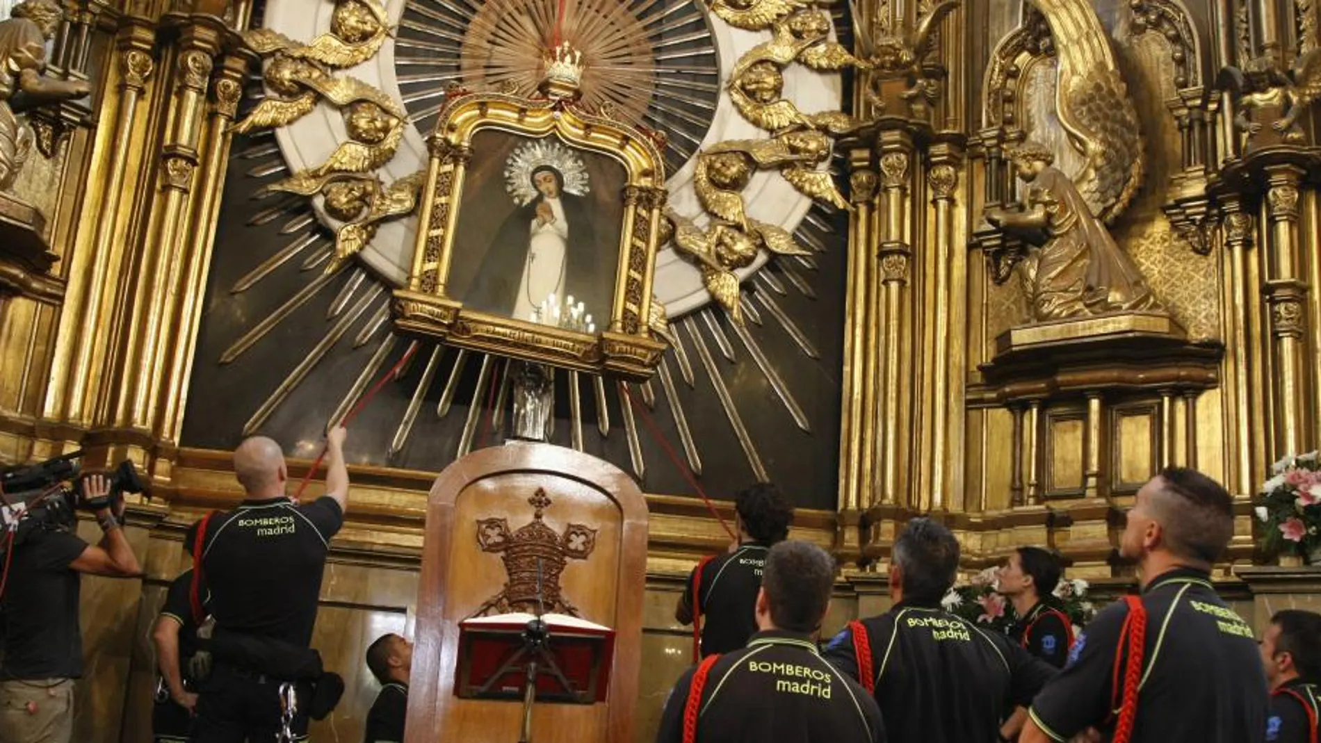 Misa en la Parroquia de La Paloma con la bajada del cuadro de la Virgen por los bomberos (Imagen de archivo)