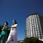 Decenas de sanitarios del Hospital Universitario de La Paz de Madrid despiden con un acto a los residentes de cuarto año de este centro hospitalario de la capital española