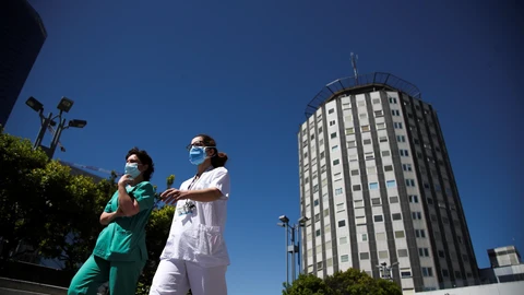 Decenas de sanitarios del Hospital Universitario de La Paz de Madrid despiden con un acto a los residentes de cuarto año de este centro hospitalario de la capital española