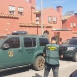 Un agente de la Guardia Civil durante la operación en la que han intervenido 15 millones de euros en metálico en Algeciras