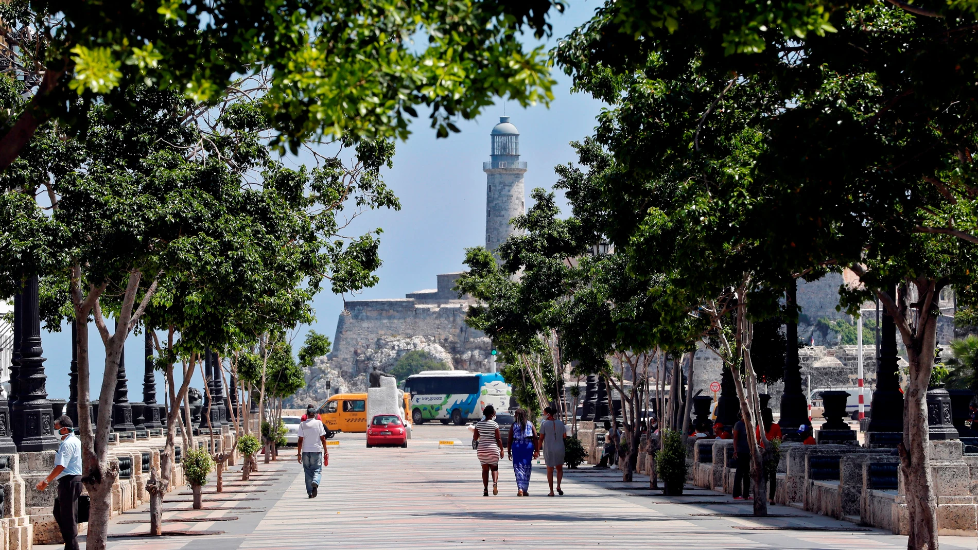 Varias personas caminan por "el otro" Paseo del Prado, en La Habana (Cuba)