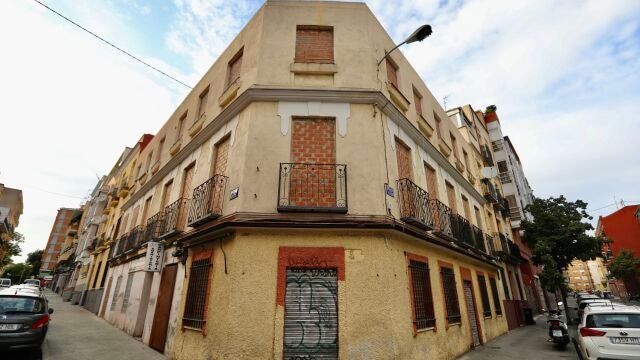 Edificio tapiado en el barrio de Tetuán, presa fácil de los "okupas"