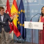 El alcalde de Madrid, José Luis Martínez-Almeida, y la delegada del Gobierno, Mercedes González, durante la rueda de prensa conjunta tras la reunión de la Junta y del Consejo Local de Seguridad de la capital
