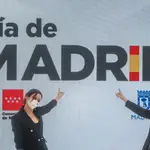 La presidenta de la Comunidad de Madrid, Isabel Díaz Ayuso, y el alcalde de Madrid, José Luis Martínez-Almeida, señalan el nombre de Madrid en el Día de Madrid en Fitur 2022