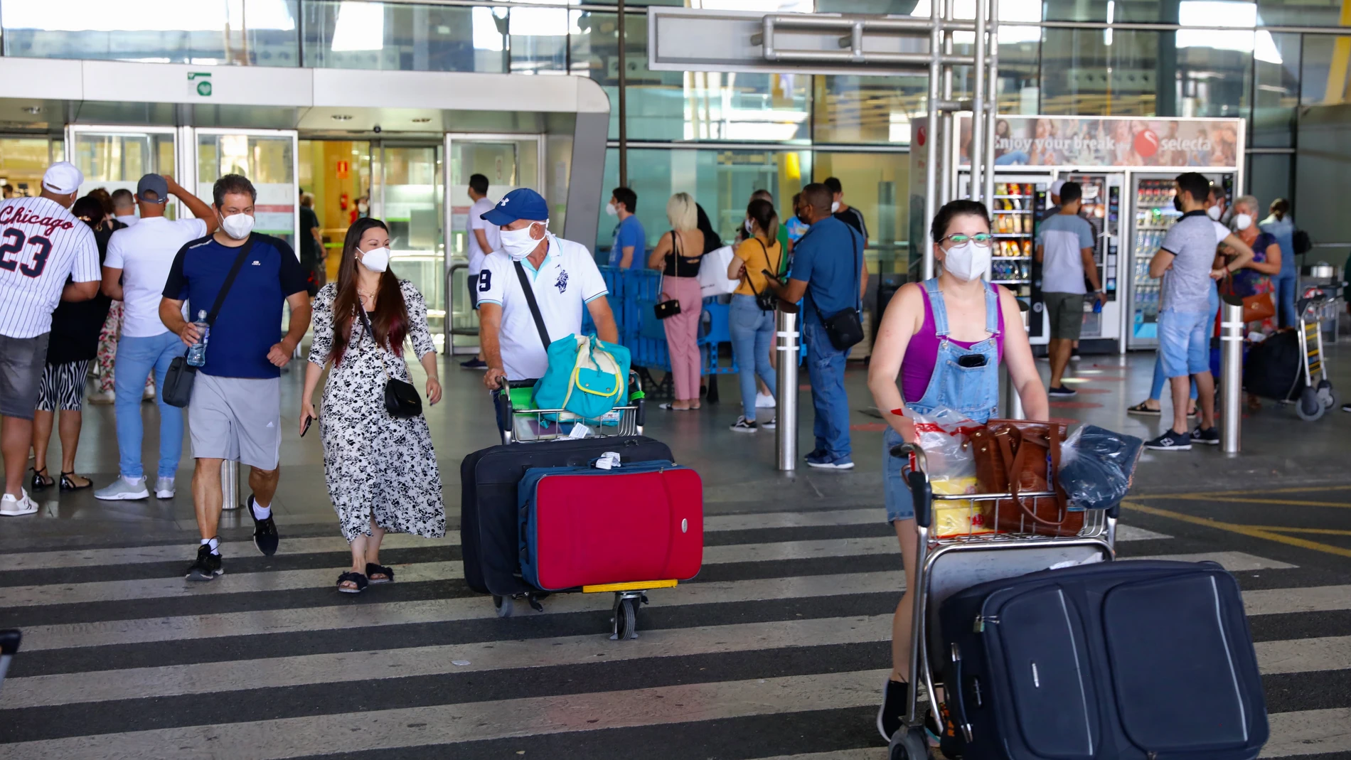 Viajeros que llegan al aeropuerto de Barajas, previa presentación de una prueba Covid negativa. Terminal 4.