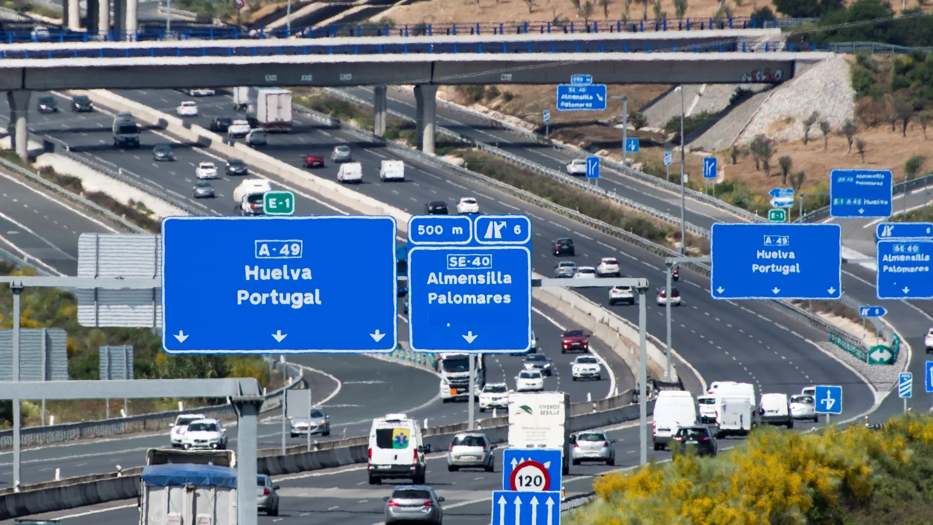 Vista de la salida hacia Huelva desde Sevilla, tras abrirse la movilidad entre provincias en Andalucía