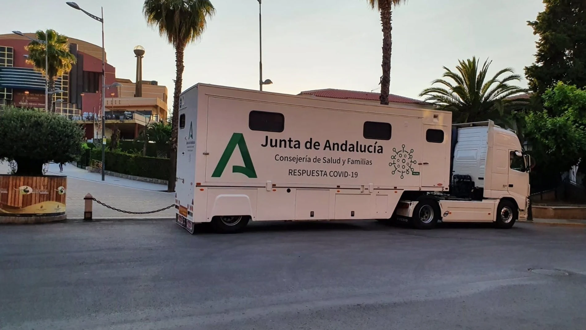 Vista de una de las unidades móviles de la Junta de Andalucía para realizar cribados poblacionales