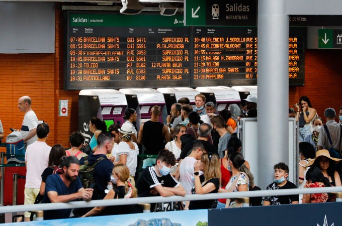 Aglomeraciones este lunes en la estación de Puerta de Atocha de Madrid debido a los retrasos en los trayectos de la línea de alta velocidad Madrid-Barcelona-Figueres