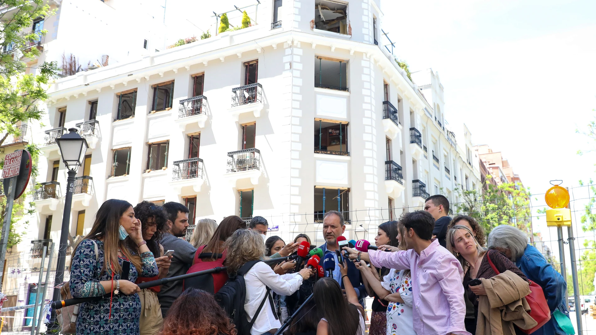 El delegado de Desarrollo Urbano, Mariano Fuentes, interviene ante los medios de comunicación para explicar la situación del edificio siniestrado, en la calle General Pardiñas