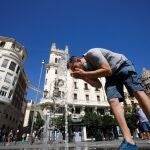 Un joven se refresca en una fuente para aliviar la subida del termómetro