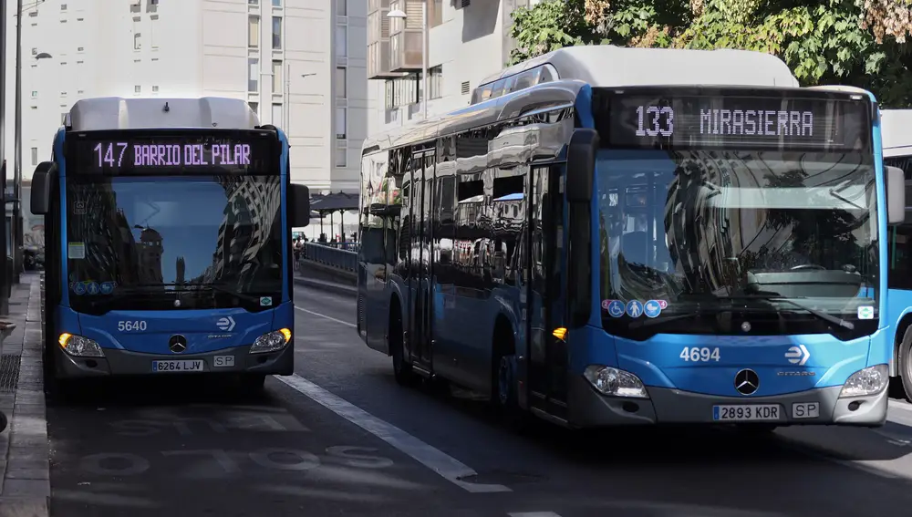 Dos autobuses de las líneas 147 y 133 de la Empresa Municipal de Transportes madrileña (EMT)