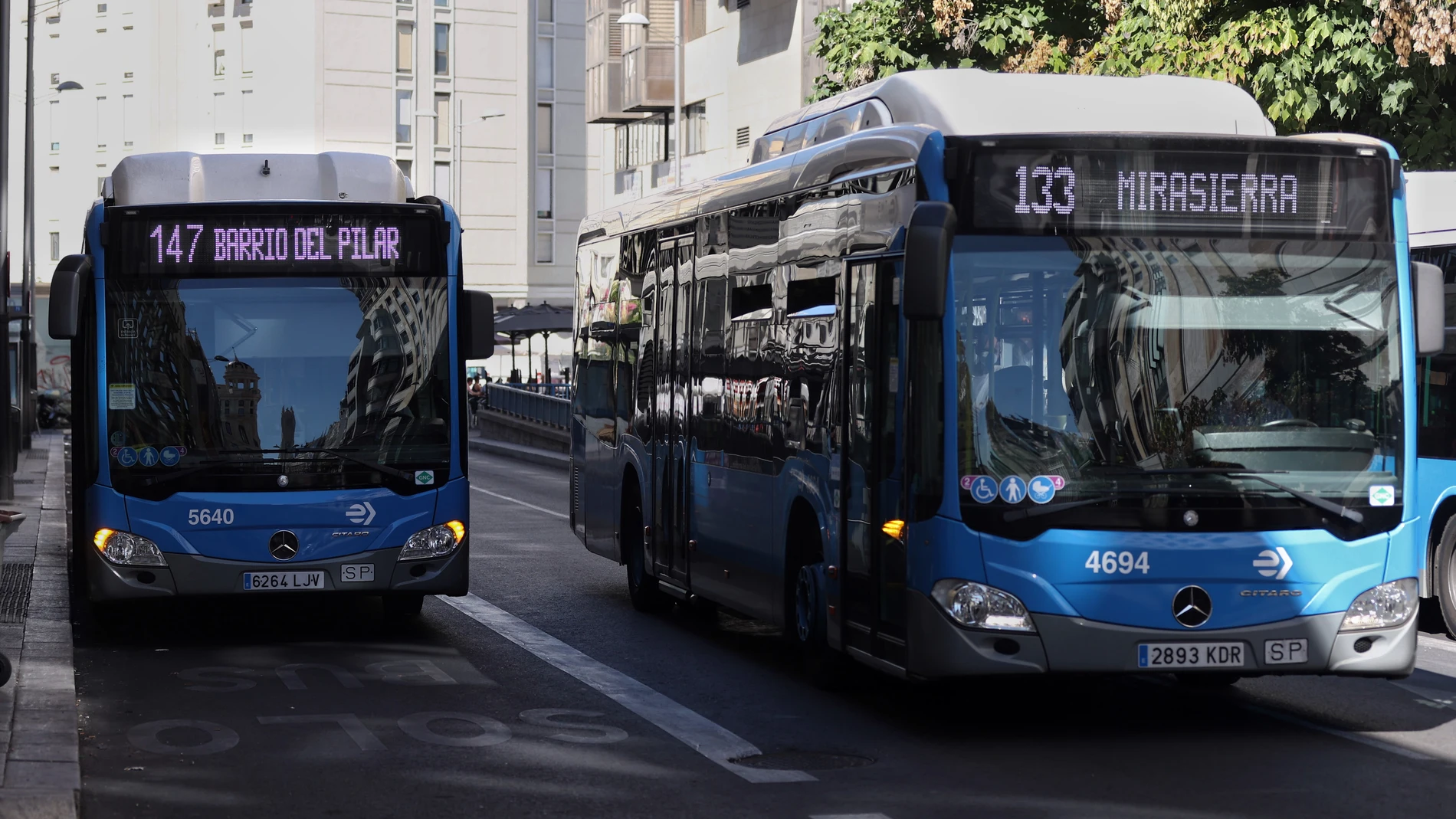 Dos autobuses de las líneas 147 y 133 de la Empresa Municipal de Transportes madrileña (EMT)