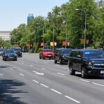 Varios vehículos policiales y oficiales circulan por el Paseo de la Castellana de Madrid