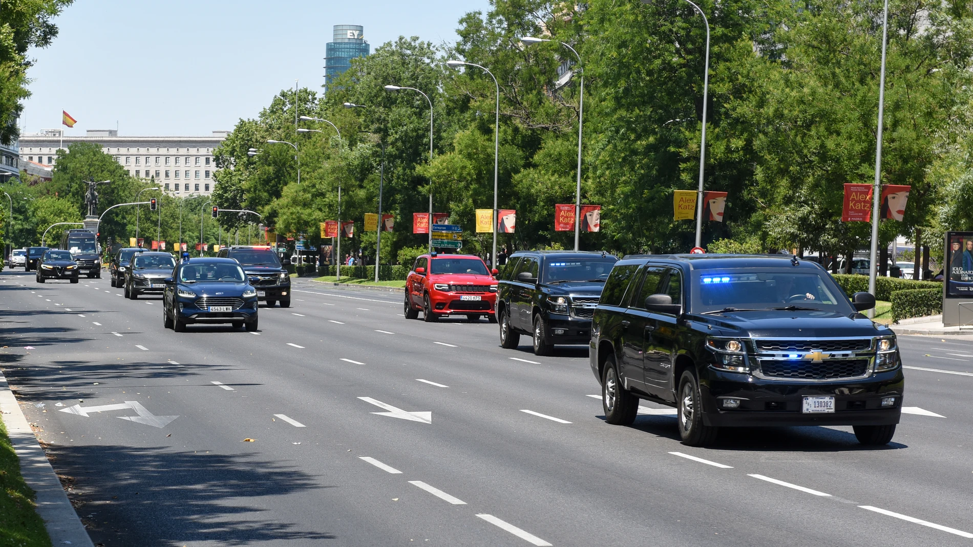 Varios vehículos policiales y oficiales circulan por el Paseo de la Castellana de Madrid