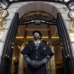 El Hotel Wellington de Madrid reabre sus puertas después de que el coronavirus obligase a su cierre durante casi un año, y tras los 6 millones de euros que se invirtieron en su renovación