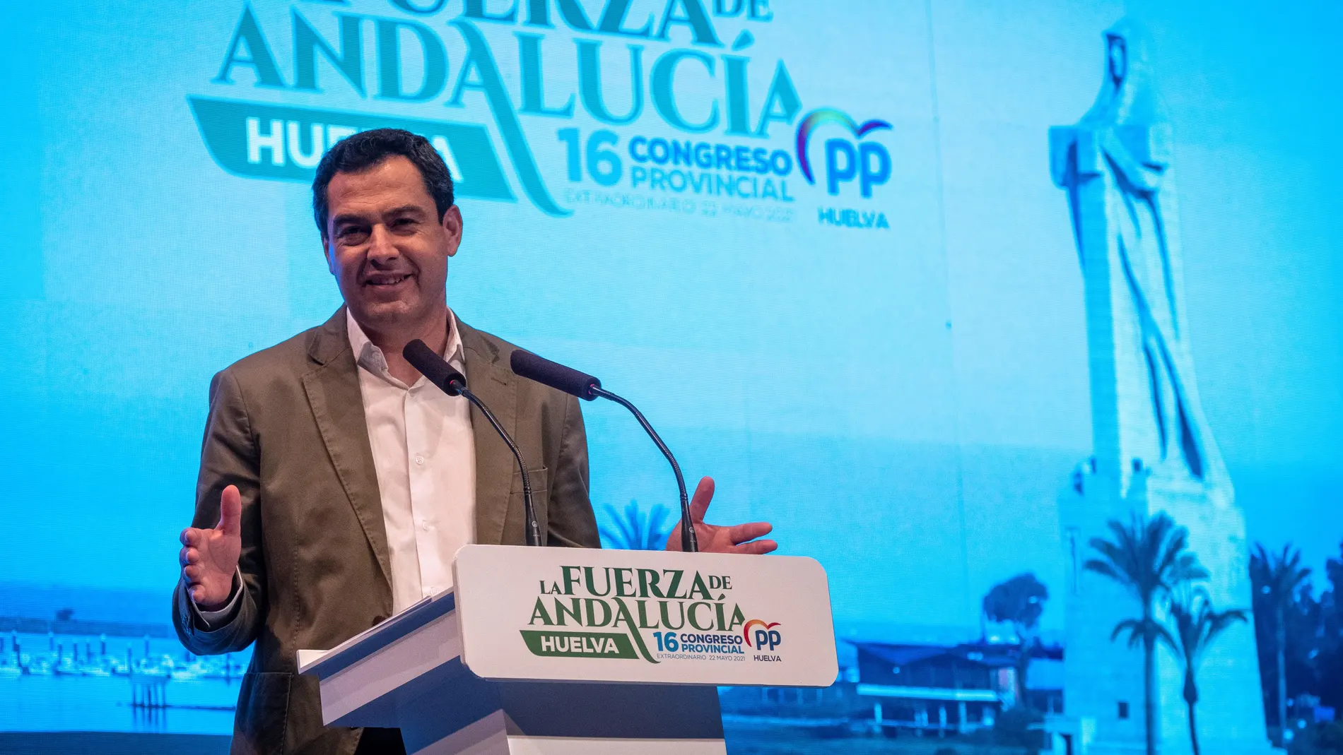 El presidente del PP-A y de la Junta, Juanma Moreno, durante su intervención en el acto de clausura del Congreso Provincial del PP de Huelva celebrado en Lepe