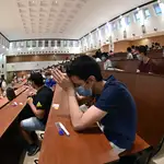 Un estudiante se concentra antes de comenzar los exámenes de acceso a la Universidad en el aula magna de la Facultad de Físicas de la Complutense en Madrid