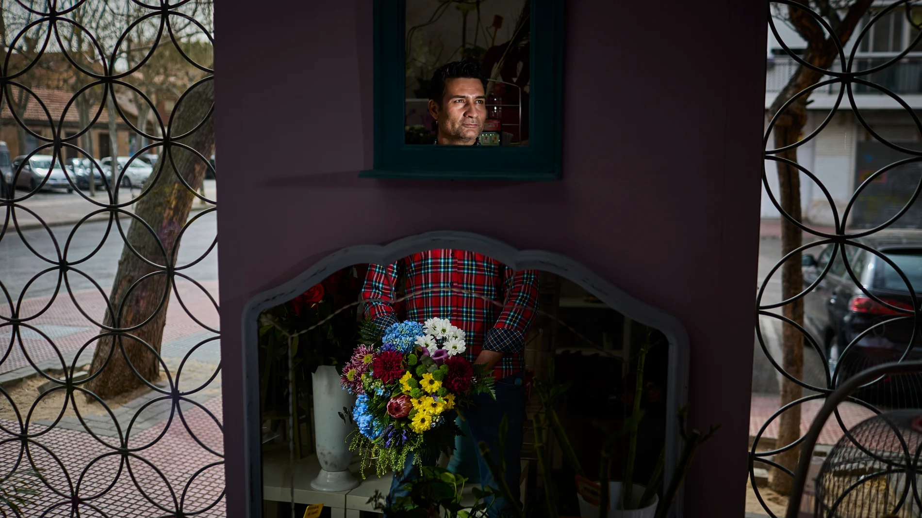 Juan Carlos Tabero, dueño de la Floristería Flor de Romero, posa para LA RAZÓN con el ramo en homenaje a Ayuso