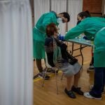 Personal sanitario del Servicio Andaluz de Salud (SAS) vacuna a una mujer contra la covid