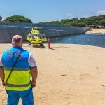 Un efectivo del Summa 112 en el pantano de San Juan este pasado fin de semana