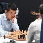 Los Grandes Maestros de ajedrez, el chino Ding Liren y el ruso Yan Nepómniashchi, participan en el Torneo de Candidatos de la FIDE 2022, este pasado viernes en el Palacio de Santoña, en Madrid