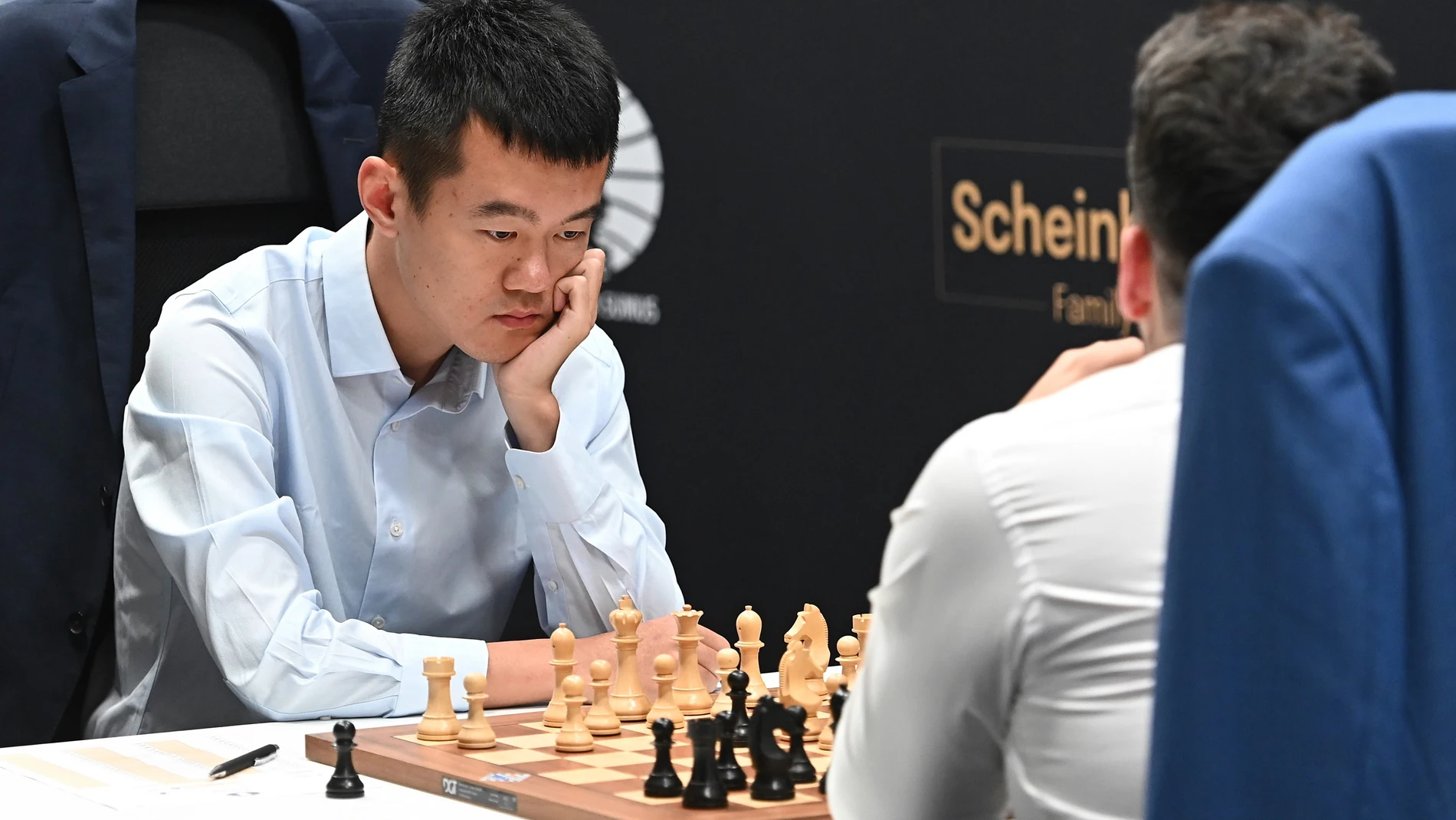 Los Grandes Maestros de ajedrez, el chino Ding Liren y el ruso Yan Nepómniashchi, participan en el Torneo de Candidatos de la FIDE 2022, este pasado viernes en el Palacio de Santoña, en Madrid