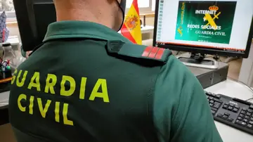 Un agente de la Guardia Civil frente a un ordenador durante su jornada de trabajo