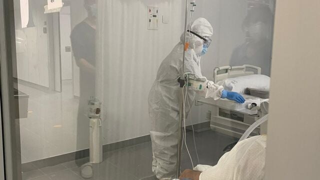 Un sanitario opera en una unidad de cuidados intermedios respiratorios del Hospital de La Línea, en Cádiz