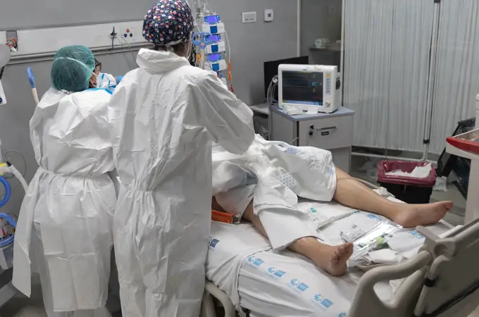 Ómicron diezma las plantillas de hospitales y atención primaria: 7.545 sanitarios infectados en una semana