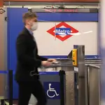Una persona camina en la estación de metro de Sol