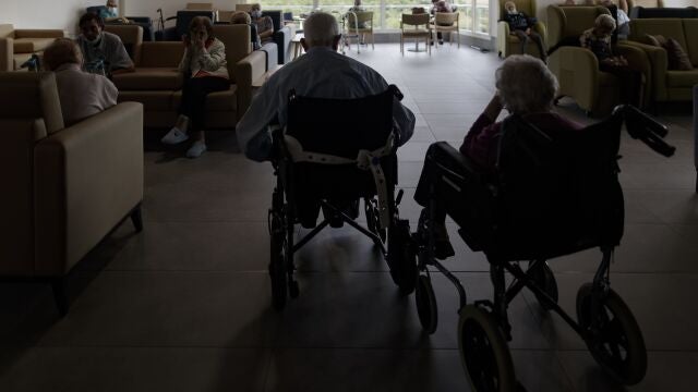 Imagen de unos ancianos en una residencia