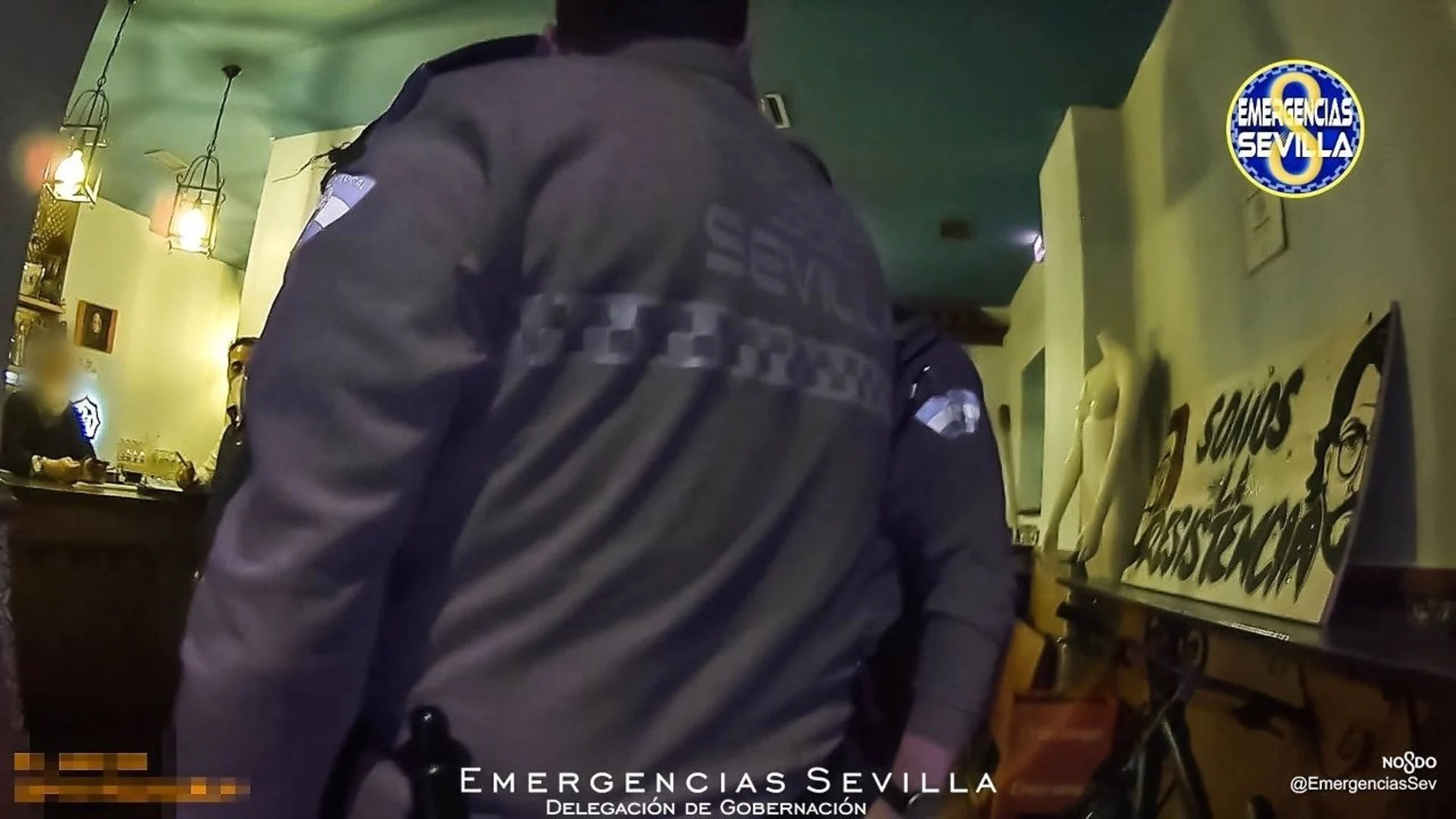 Desalojan y precintan un bar con nueve clientes consumiendo alcohol de madrugada en Sevilla