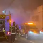 Bomberos de Madrid trabajan en la extinción de un incendio en una nave de artes gráficas en la calle Trole