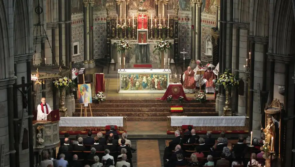 Miembros de la comunidad española en Londres asisten a una misa en la iglesia católica de St James, en el centro de Londres