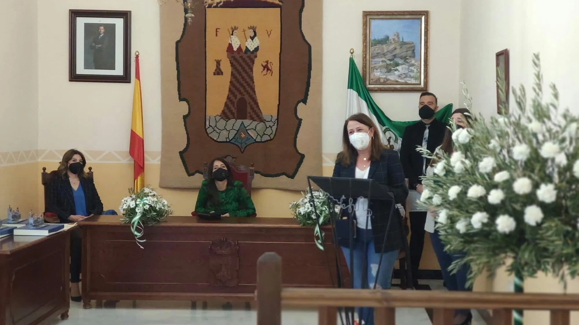 Imagen de un acto en el Ayuntamiento de Montefrío de reconocimiento a los colectivos que luchan contra la pandemia