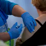 Una persona recibe la vacuna contra el Covid-19 en el dispositivo puesto en marcha en las instalaciones del Wanda Metropolitano