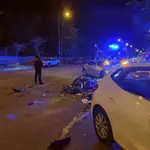Imagen del estado en que ha quedado la motocicleta del hombre de 27 años que ha resultado herido grave esta noche al chocar contra la parte trasera de un turismo en la Avenida Islas Filipinas de Madrid