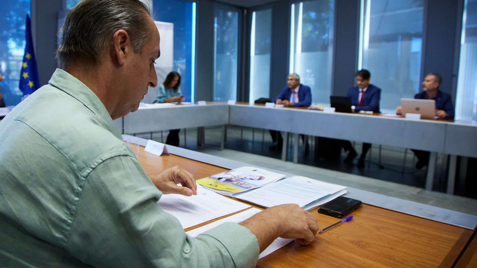 Detalle de la mesa de la reunión del Consejo Andaluz del Taxi, presidida por el viceconsejero de Fomento, Mario Muñoz