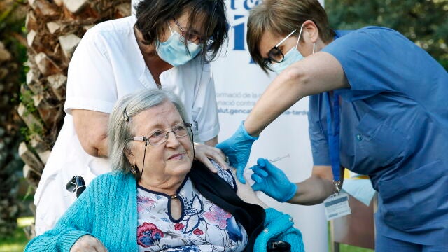 Paquita Bonillo, residente del geriátrico Feixa Llarga, de Hospitalet de Llobregat, ha sido la segunda persona de Cataluña que ha recibido hoy la cuarta dosis de la vacuna de la covid.