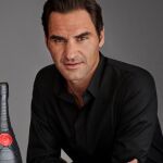 Roger Federer con una botella de Moët & Chandon.
