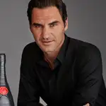 Roger Federer con una botella de Moët &amp; Chandon.