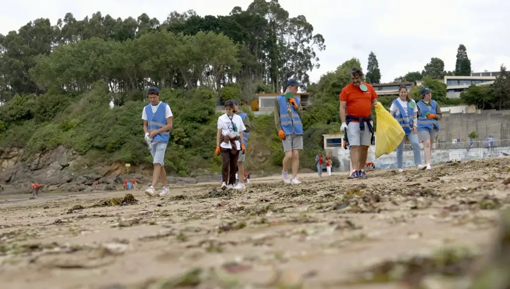 Empleados y empleadas de Banco Santander acudieron junto a sus familias para limpiar la playa de plásticos.