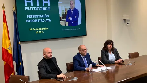 Lorenzo Amor (c), durante la presentación del XV Barómetro